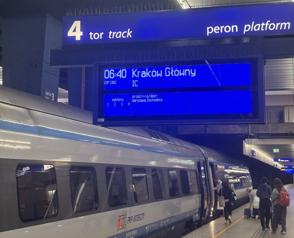 platform 4 at Warsaw Centralna train showing to Krakow 06:40